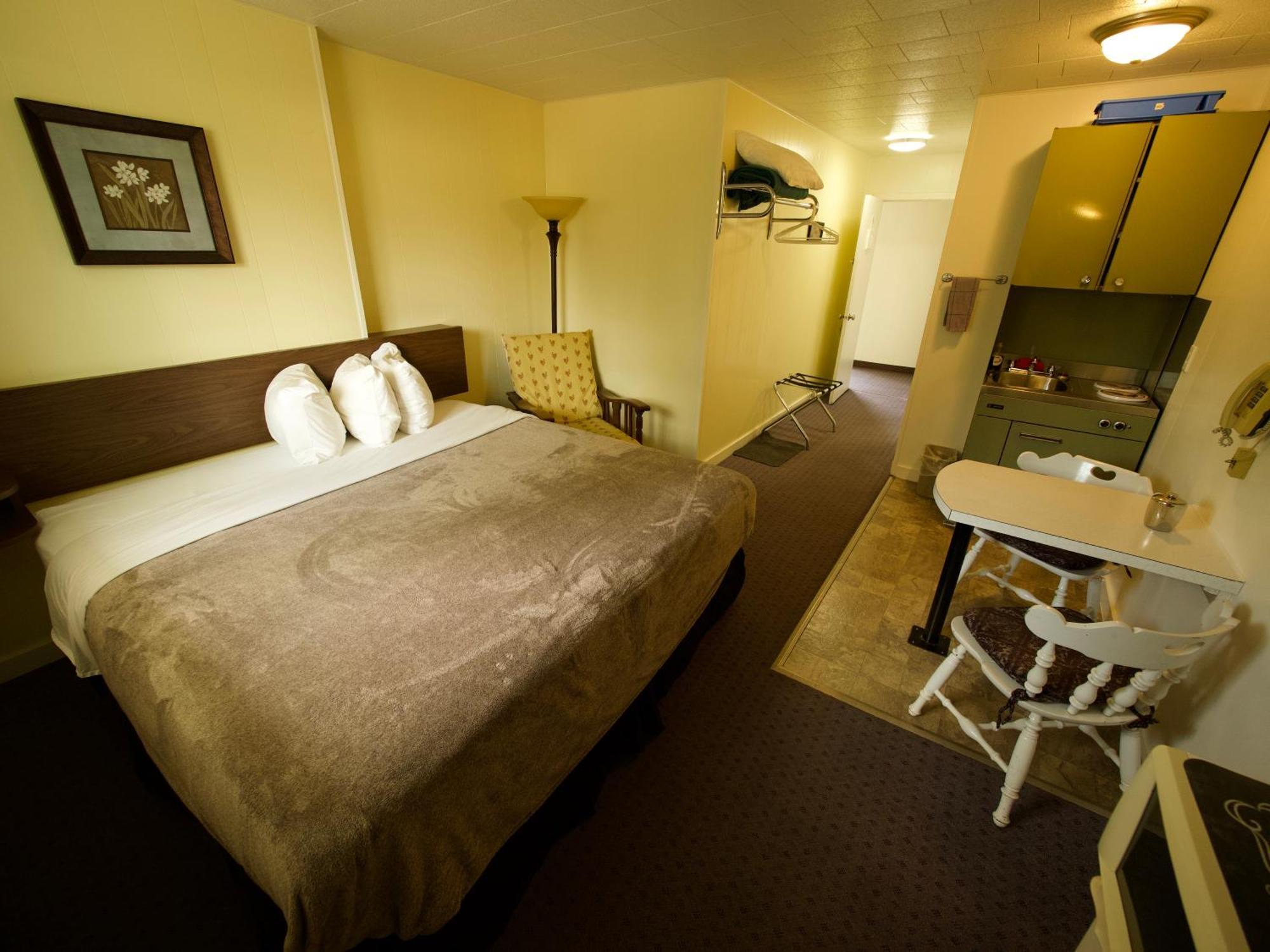 Creston Valley Motel Exterior photo
