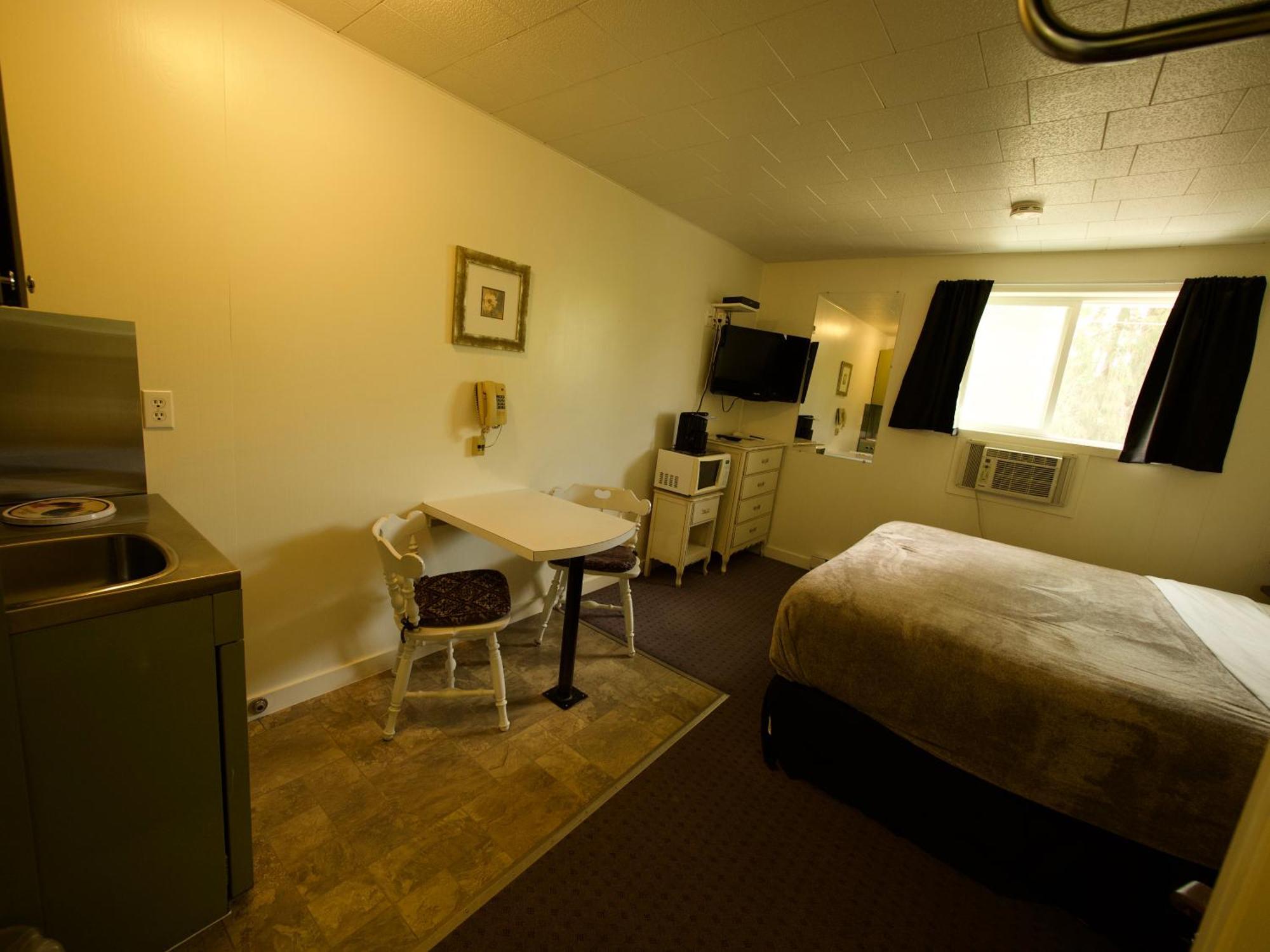 Creston Valley Motel Exterior photo